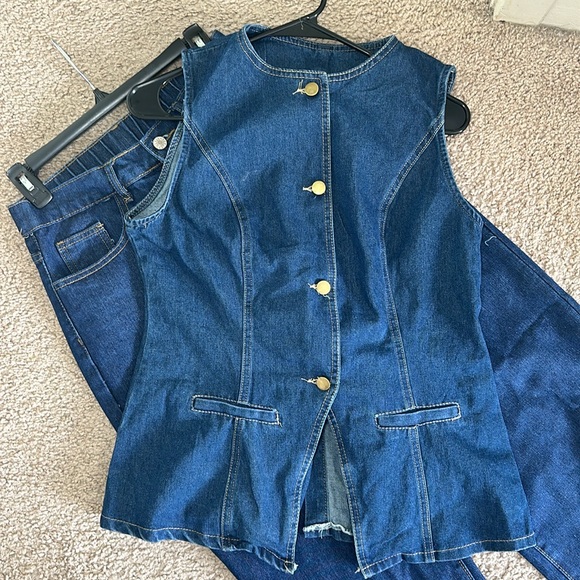 Denim pants set with elastic at the back of the pants and gold buttons - Picture 7 of 7